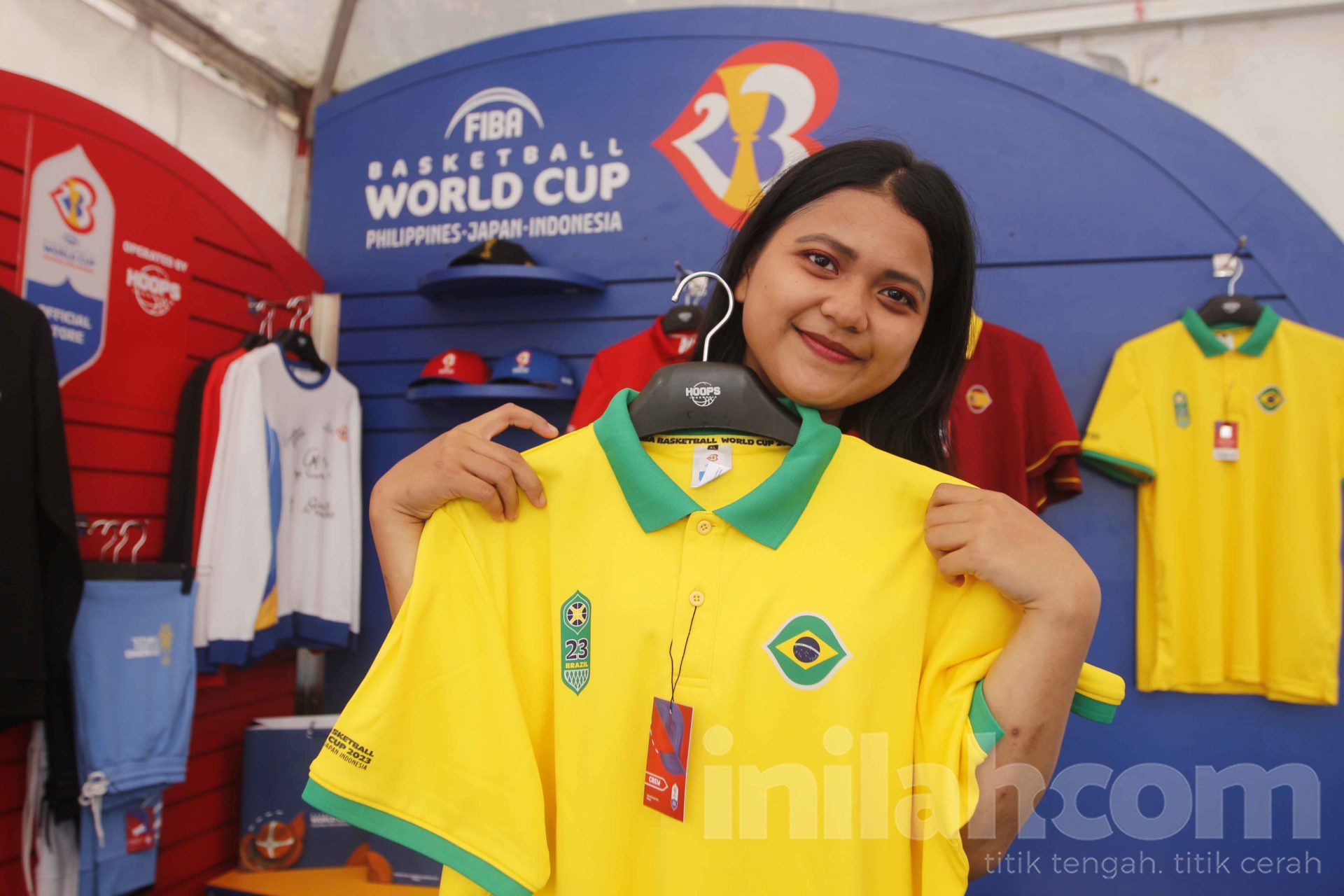 foto-berburu-merchandise-resmi-fiba-world-cup-2023-inilahjogja-id