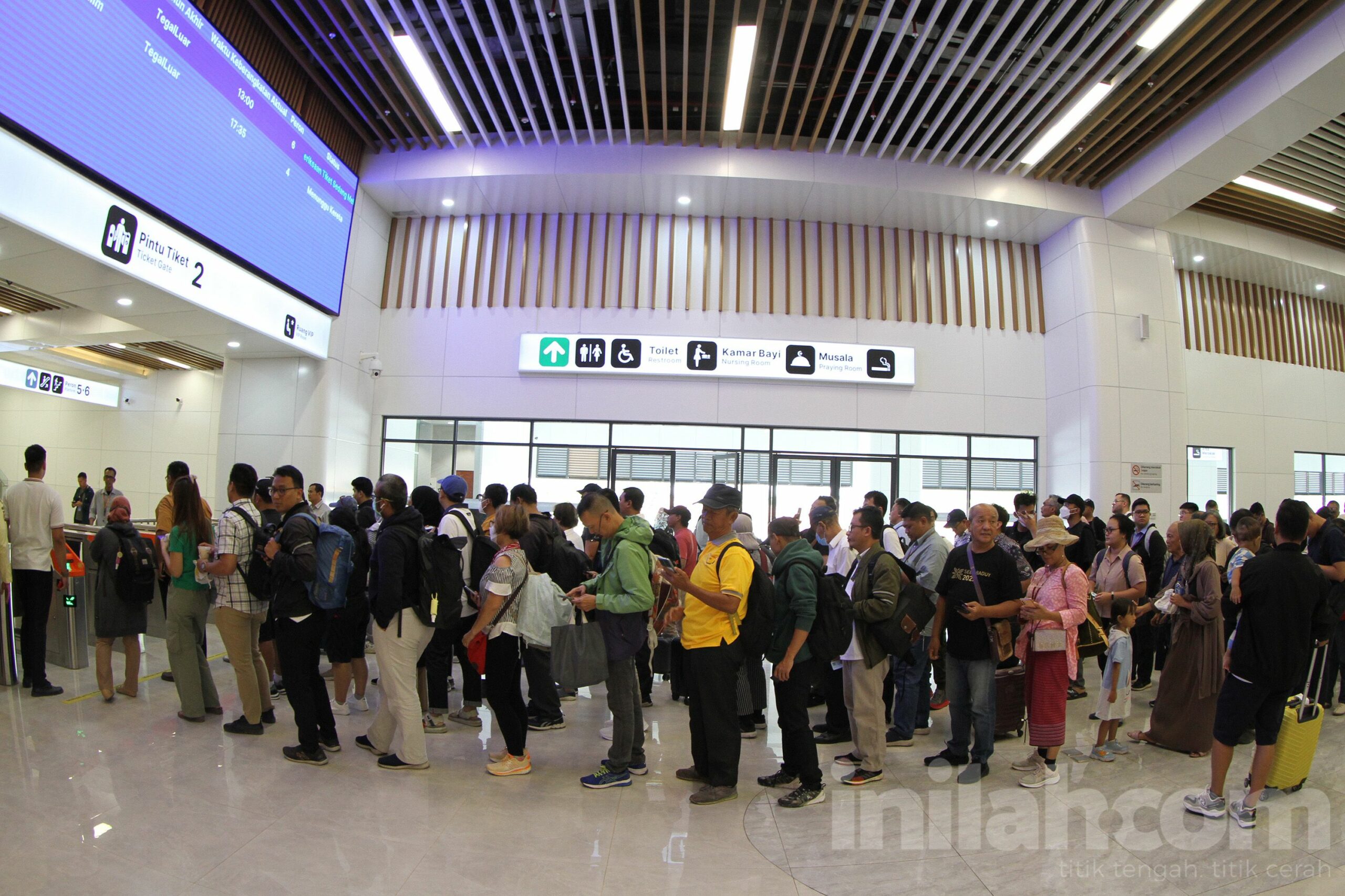 Foto: Pemandangan Stasiun Halim Saat Whoosh Mulai Beroperasi Komersial ...